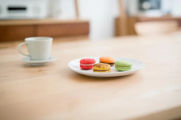 Sommige macarons in een schotel Stockfoto