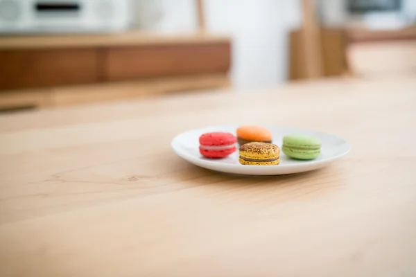 Vissa macarons i en skål Royaltyfria Stockfoton