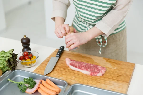 Femme préparant steak pour le dîner Photos De Stock Libres De Droits