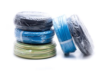 Yeni bir kurulum için birkaç rulo elektrik kablosu hazırlandı