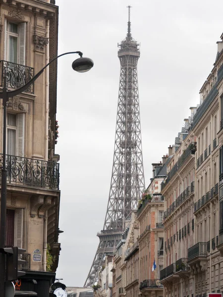 Paris Şehrinde Arka Planda Eyfel Kulesi Olan Bir Sokak — Stok fotoğraf
