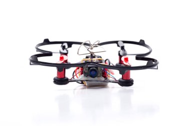 Pervaneli mini yarış dronu