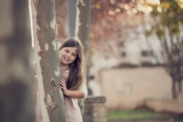 Menina bonita no outono — Fotografia de Stock