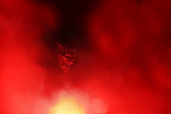 Kırmızı duman geliyor Krampus