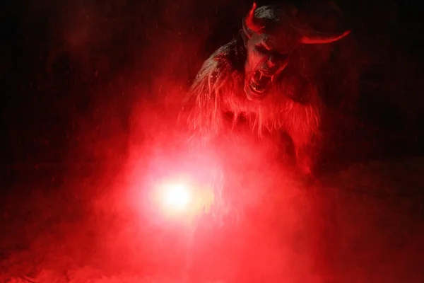 Güçlü lihgt ile Krampus