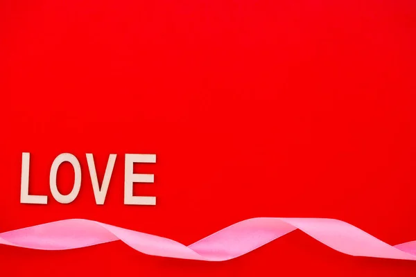 Lettering Amore Lettere Legno Uno Sfondo Rosso Concetto San Valentino — Foto Stock