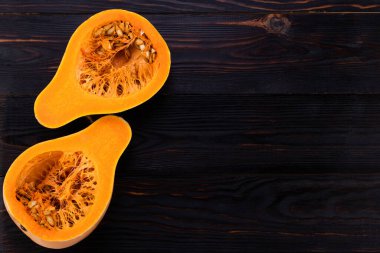 Ahşap bir arka planda balkabağı. Kopyalama alanı olan üst görünüm.