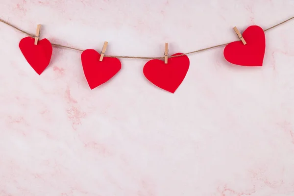 Guirlanda Forma Coração Vermelho Sobre Fundo Parede Rosa Dia Dos — Fotografia de Stock