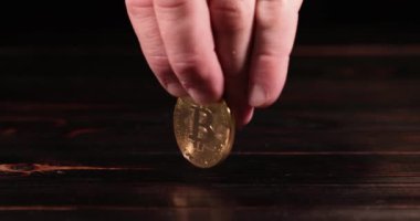 Çok yavaş çekimde dönen Bitcoin Yakın plan. Bitcoin 'i piyasaya sürün.