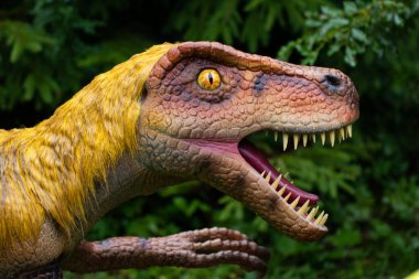 Orman parkındaki dinozor heykeli, arka plandaki dinozor heykeli..