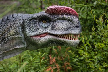 Orman parkındaki dinozor heykeli, arka plandaki dinozor heykeli..