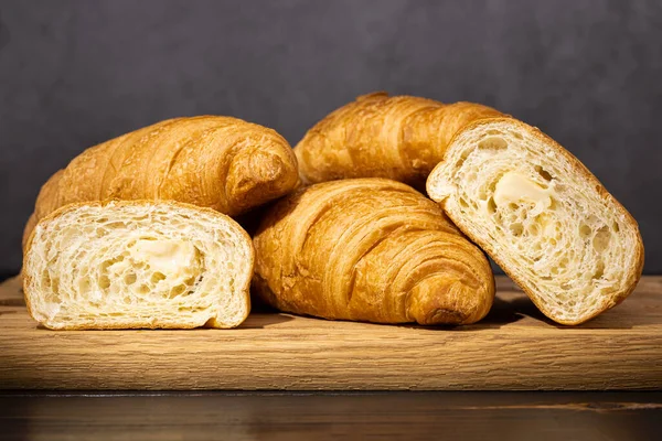 Cornetti Freschi Tavola Legno Sfondo Scuro — Foto Stock