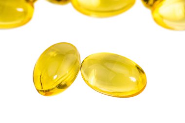 Balık yağı kapsülleri beyaz arka planda izole edilmiş. Omega 3.