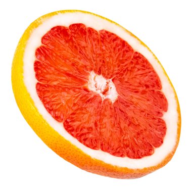 Bir dilim pembe greyfurt narenciyesi beyaz arka planda kırpma yolu ile izole edilmiş.