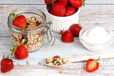 Granola ve çilek. Düzgün beslenme. Sağlıklı Kahvaltı.