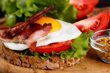 Domates pastırmalı ve yumurtalı lezzetli sandviç..