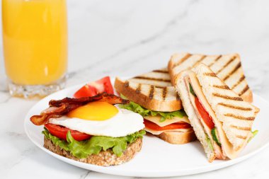 Jambonlu ve yumurtalı lezzetli sandviç. kahvaltı kavramı.