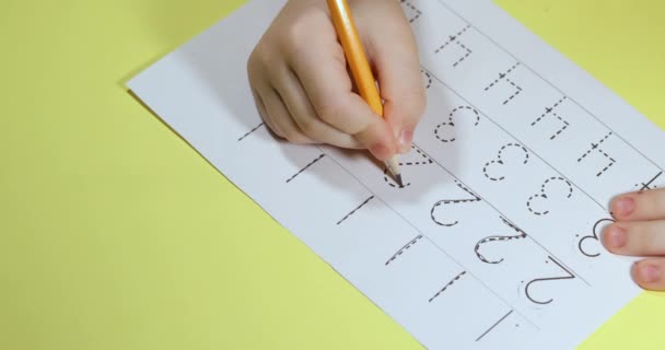 Niño Aprende Escribir Números Práctica Escritura Para Niños Movimiento Lento — Vídeos de Stock