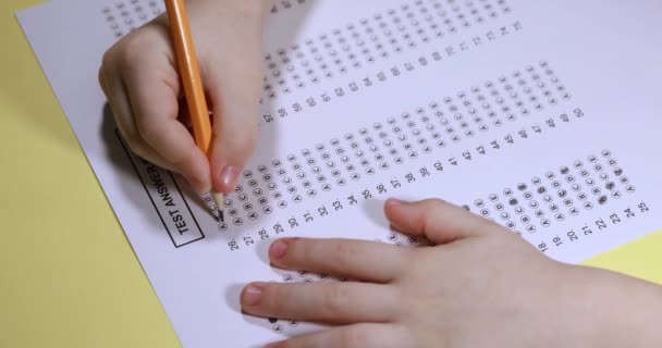 Prüfung Füllen Sie Den Test Mit Einem Bleistift Aus Zeitlupe — Stockvideo