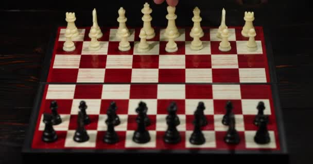 Белая Пешка Идет Впереди Шахматные Фигуры Шахматной Доске Игра Началась — стоковое видео