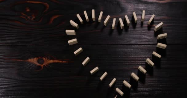 Fallande Dominoeffekt Domino Bitar Form Ett Hjärta Långsamma Rörelser — Stockvideo