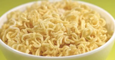 Hazır şehriye pişiriyorum. Erişteye baharat serpin. Süper yavaş çekim.