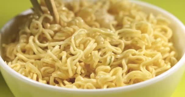 Στιγμιαία Noodles Αναμειγνύονται Κινέζικα Chopsticks Κίτρινο Φόντο Σούπερ Αργή Κίνηση — Αρχείο Βίντεο