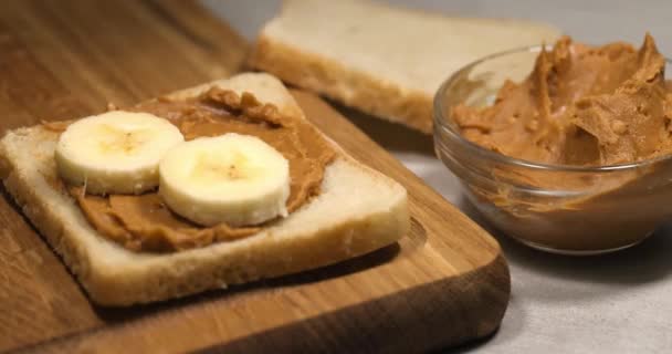 ピーナッツバターとバナナでトーストを作る 超スローモーション — ストック動画