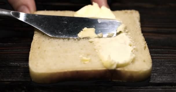 Ψωμί Βούτυρο Μαχαίρι Πασαλείψιμο Μαλακό Βούτυρο Φέτα Ψωμί Από Κοντά — Αρχείο Βίντεο