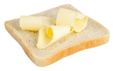 Beyaz arka planda tereyağı kıvrımlı ekmek dilimi.