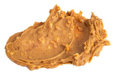 Fıstık ezmesi beyaz arka planda izole edilmiş..