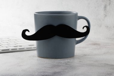 Babalar günün kutlu olsun! Bir fincan kahve ve klavye masanın üzerinde. Boşluğu kopyala.