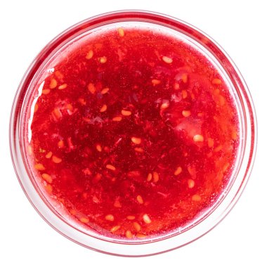 Ahududu reçeli. Küçük cam kase kırmızı böğürtlen reçeli beyaz arka planda izole.