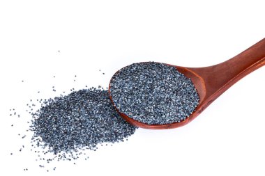 Beyaz arka planda izole edilmiş tahta kaşıkta haşhaş tohumu.