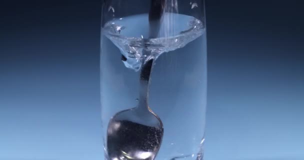 Uma Colher Amassa Água Copo Movimento Lento — Vídeo de Stock