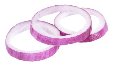 Dilimlenmiş kırmızı soğan beyaz arkaplanda izole edildi.