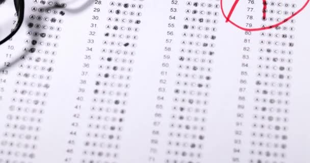 Exame Final Marcado Com Com Lápis Vermelho Câmara Lenta — Vídeo de Stock