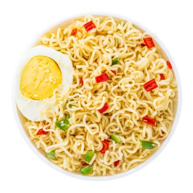  Tabakta sebzeli erişte, beyazın üstünde izole edilmiş..