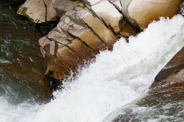 Kaynayan su ve taşlar. Düşen şelale. Arkaplan dokusu.