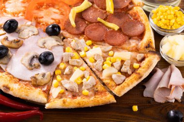 Pizza ve pizza malzemeleri. Zeytin, mantar, salam, domates, ananas ve pizza..