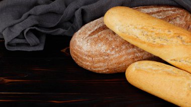 Ahşap masa üzerinde ekmek ve baget..