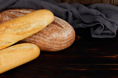 Ahşap masa üzerinde ekmek ve baget..