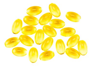 Balık yağı kapsülleri beyaz arka planda izole edilmiş. Omega 3.