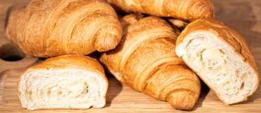 Tahtadaki kruvasanlar karanlık bir arka planda..