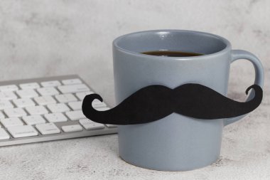 Babalar günün kutlu olsun! Bir fincan kahve ve klavye masanın üstünde..