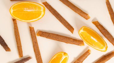 Meyveler turuncu manzaralı. Meyve pastilinin deseni. Vegan ev yapımı tatlılar..