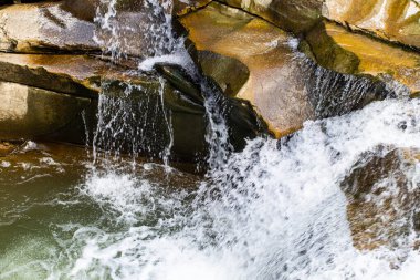 Kaynayan su ve taşlar. Düşen şelale. Arkaplan dokusu.