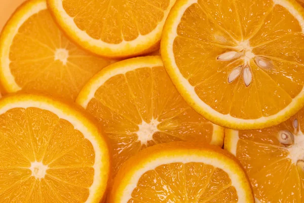 オレンジ色の果実のスライストップビュー オレンジの背景色 — ストック写真