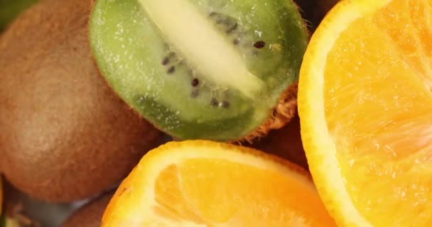 Čerstvé Plátky Kiwi Pomerančů Otáčejí Super Zpomalený Pohyb — Stock video