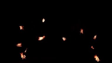 Ateş gösterisi. Bir grup profesyonel sanatçı gece vakti sokaklarda ateşle dans ettiler..